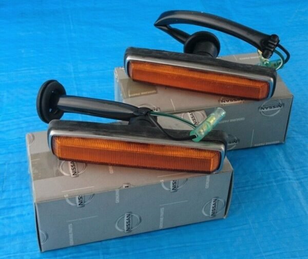OEM Skyline C10 2D/4D Amber Side Maker Lamps Pair - Image 2