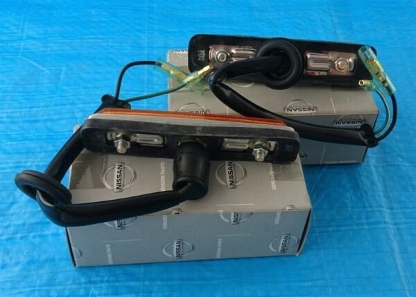 OEM Skyline C10 2D/4D Amber Side Maker Lamps Pair - Image 3