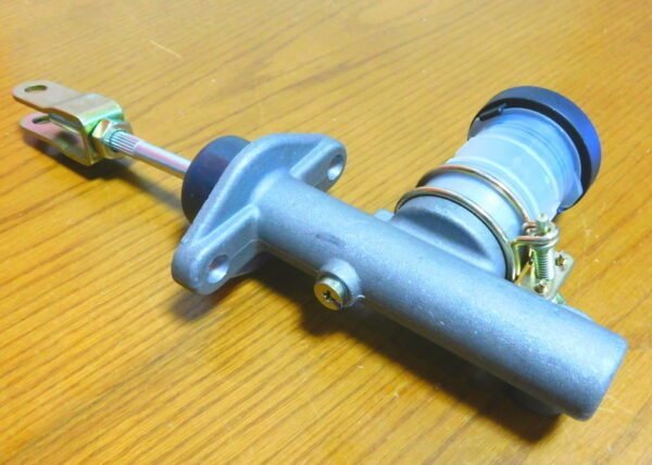 Bluebird 510 Clutch Master Cylinder 5/8 - Image 2
